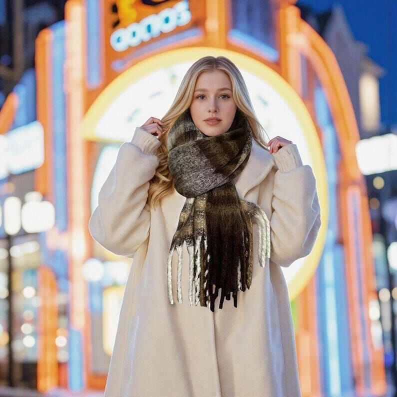 Sciarpa in misto mohair a quadri marroni: morbido scialle invernale con nappe