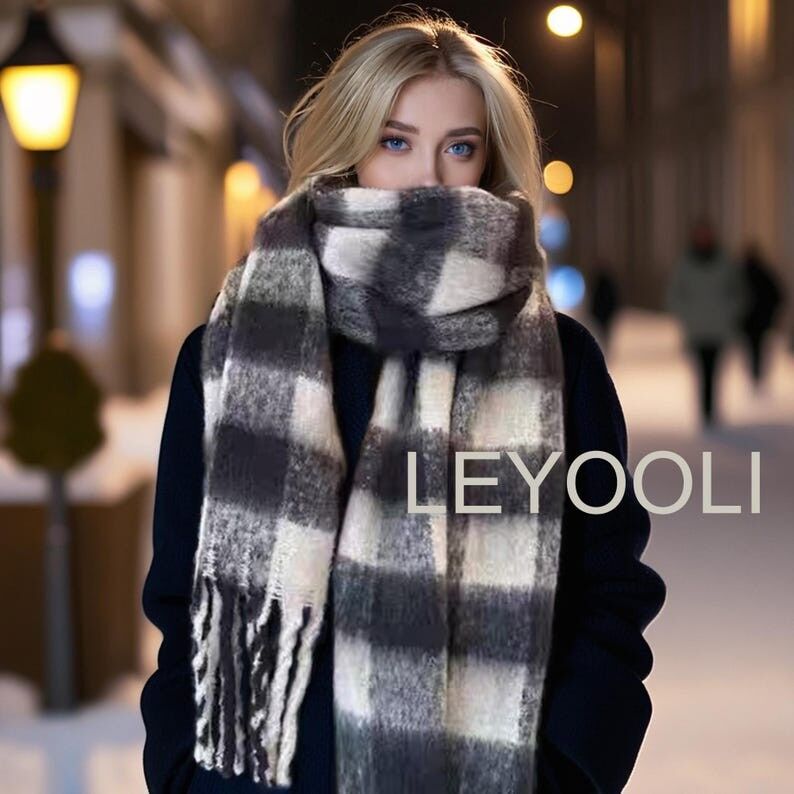 Sciarpa in mohair a quadri bianchi e neri: caldo scialle invernale con nappe