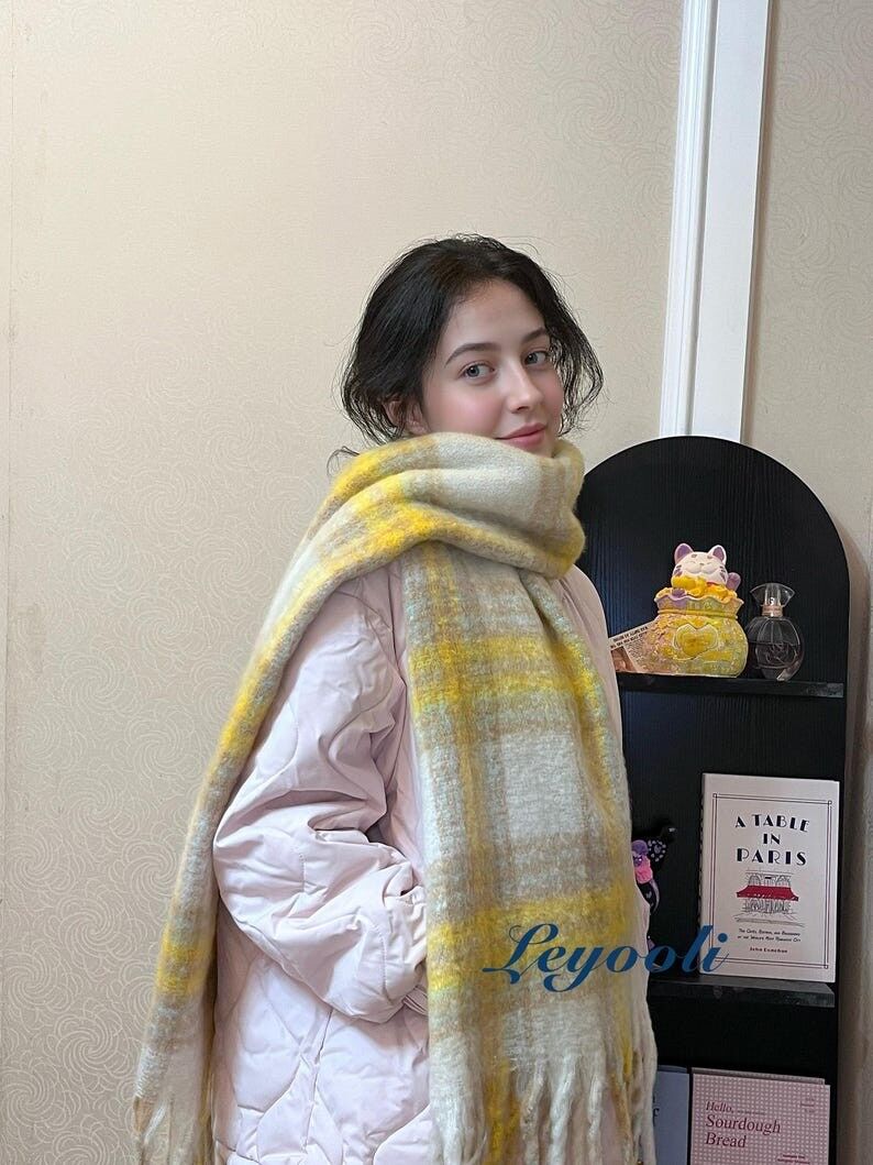 Sciarpa in misto mohair a quadri gialli: scialle invernale morbido e soffice