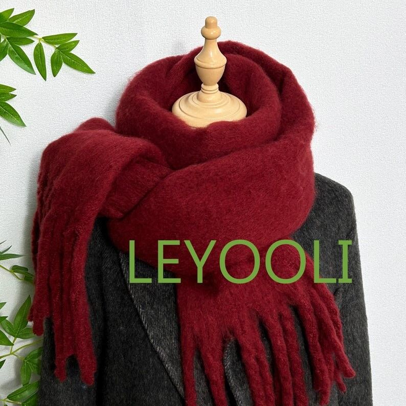 Sciarpa con frange in mohair bordeaux: caldo scialle invernale
