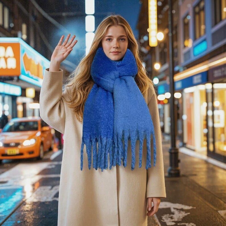 Sciarpa in misto mohair blu islandese: soffice scialle invernale con nappe