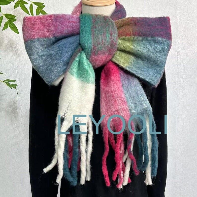 Bufanda de mohair con cuadros arcoíris: un cálido chal de invierno