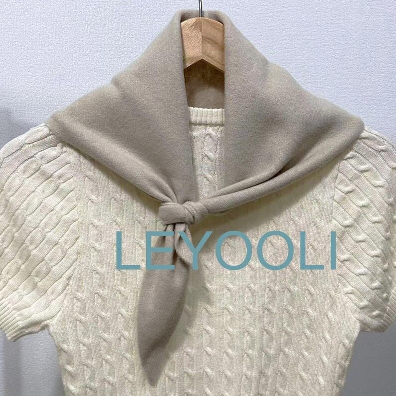 Bufanda triangular tejida a mano: Bandana de invierno de lana beige y gris