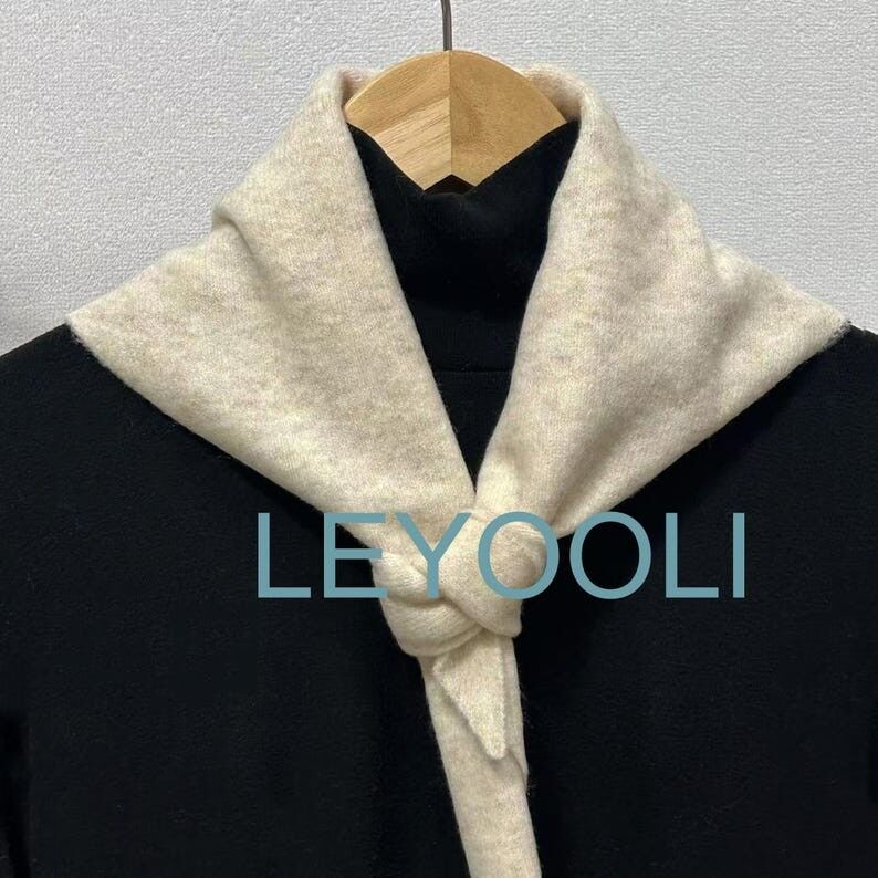 Bufanda triangular beige tejida a mano: Bandana de invierno de mezcla de lana