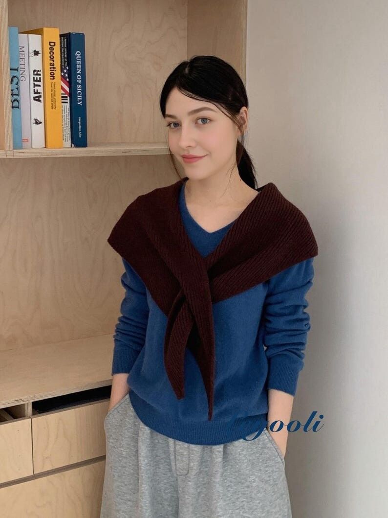 Sciarpa triangolare in maglia color caffè scuro: scaldacollo invernale a coste, fatta a mano