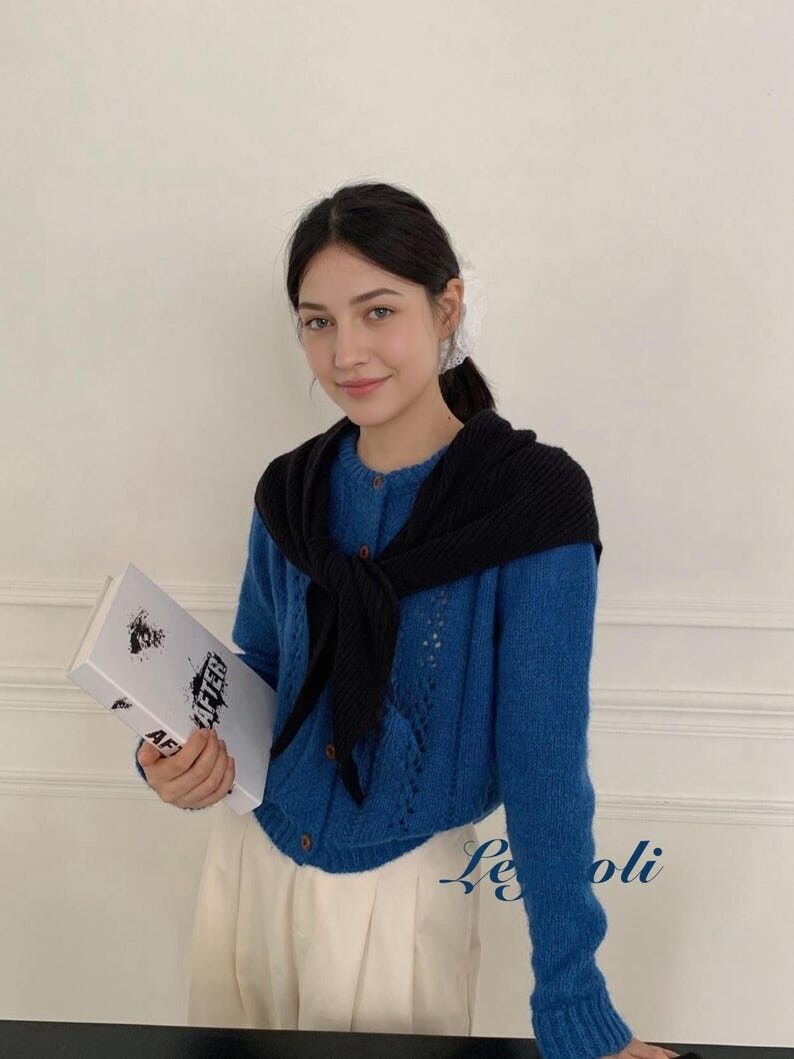 Sciarpa triangolare lavorata a maglia nera fatta a mano - Scialle con collo a coste e fessura