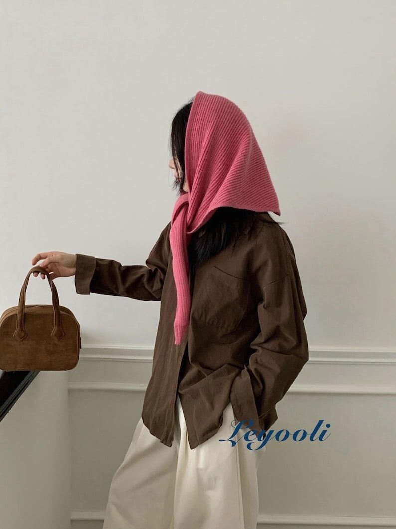 Sciarpa triangolare in maglia rosa: scaldacollo a coste, scialle invernale