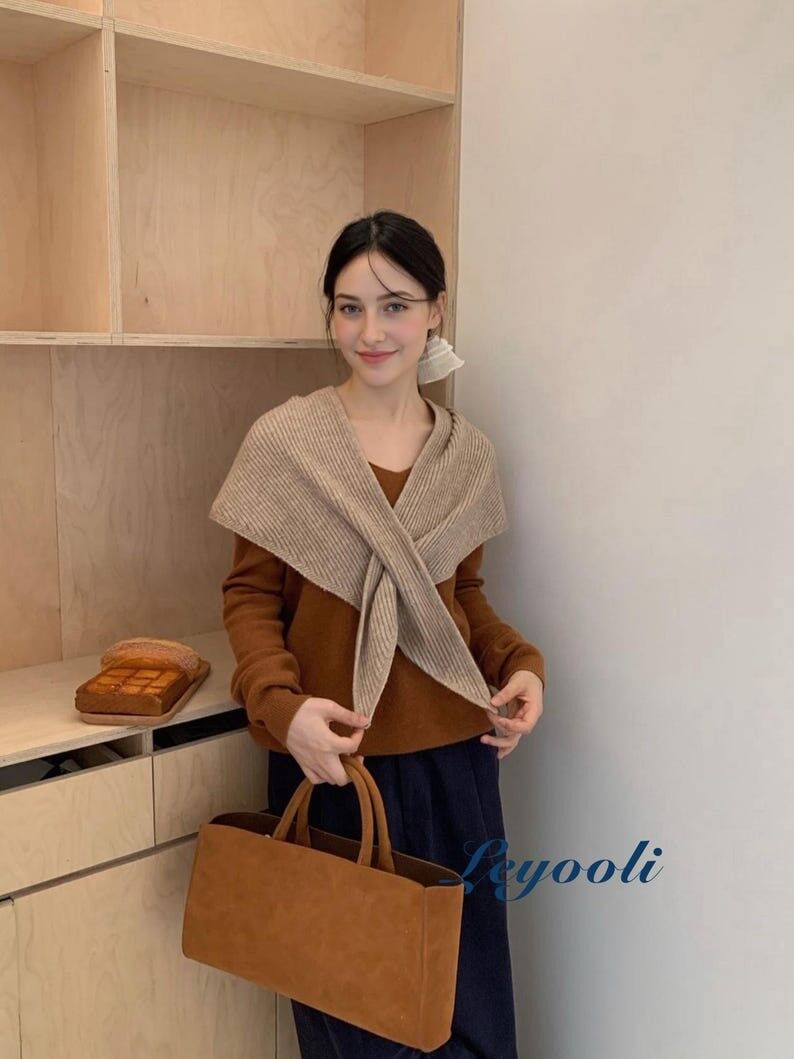 Bufanda triangular de punto acanalado hecha a mano: chal acogedor beige calabaza