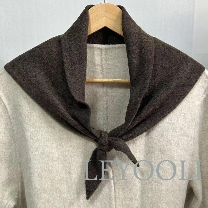 Sciarpa triangolare in lana marrone: bandana invernale lavorata a mano