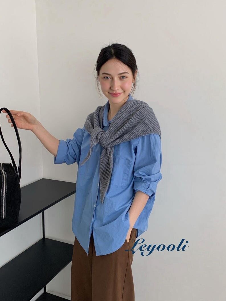 Écharpe triangulaire en maille grise : châle à col côtelé, accessoire d'hiver