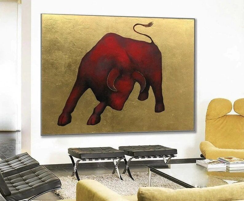 Peinture de taureau rouge sur toile dorée : art animalier abstrait