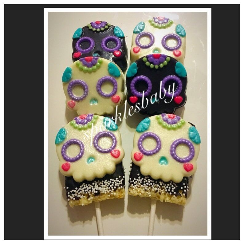 Oreos ou Rice Krispies Treats enrobés de chocolat en forme de crâne de sucre