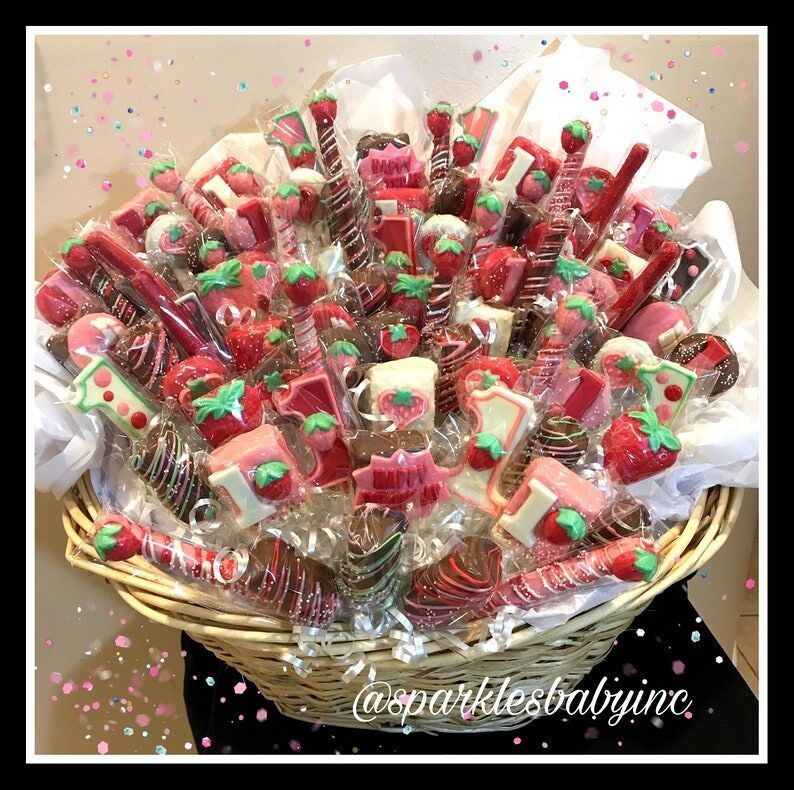 Erster Geburtstag, Schokoladenkorb mit Erdbeermotiv – Abholung in Commack oder Versand der Leckereien