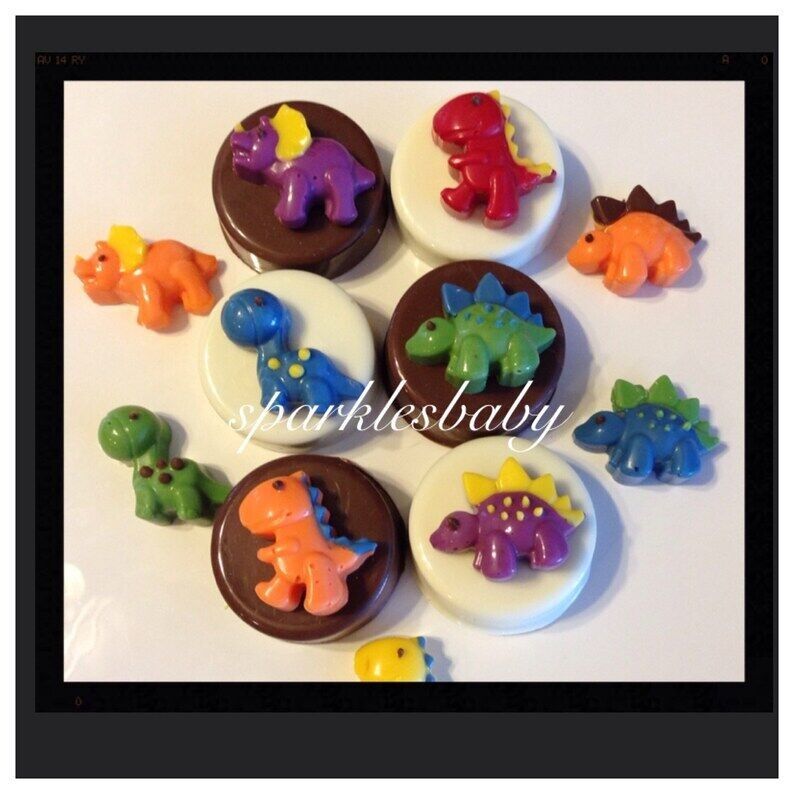 Oreos double-stuf enrobés de chocolat gourmet sur le thème des dinosaures