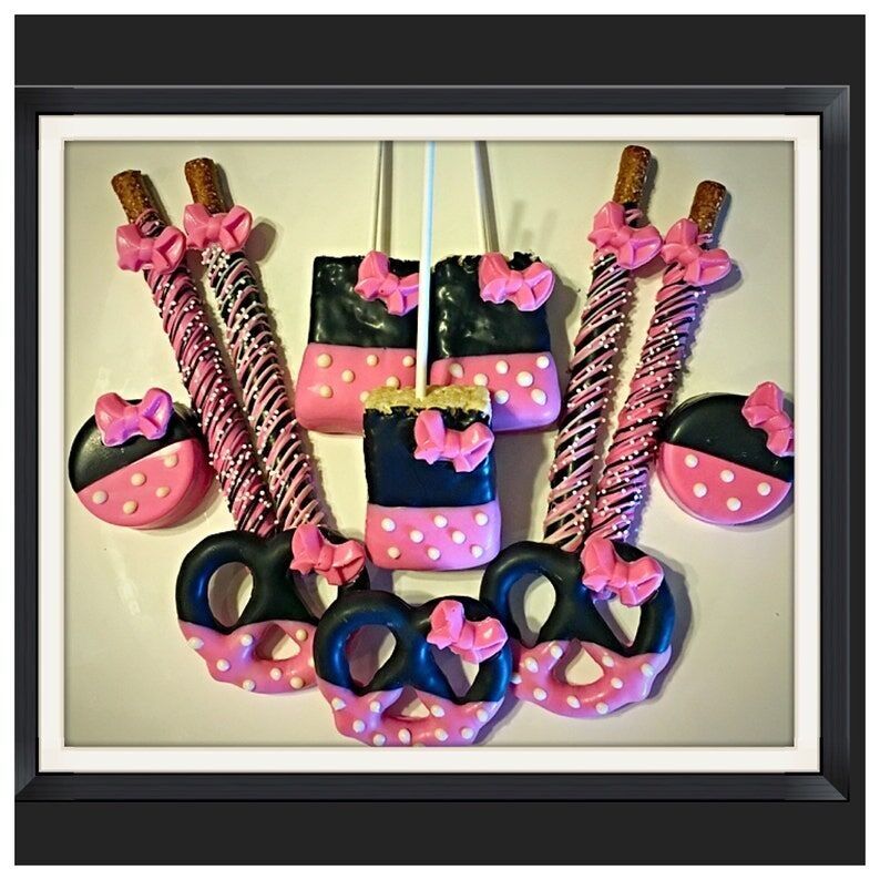 Schokoladenüberzogene Brezeln, Rice Krispies und Oreos mit Maus- und Schleifenmotiven