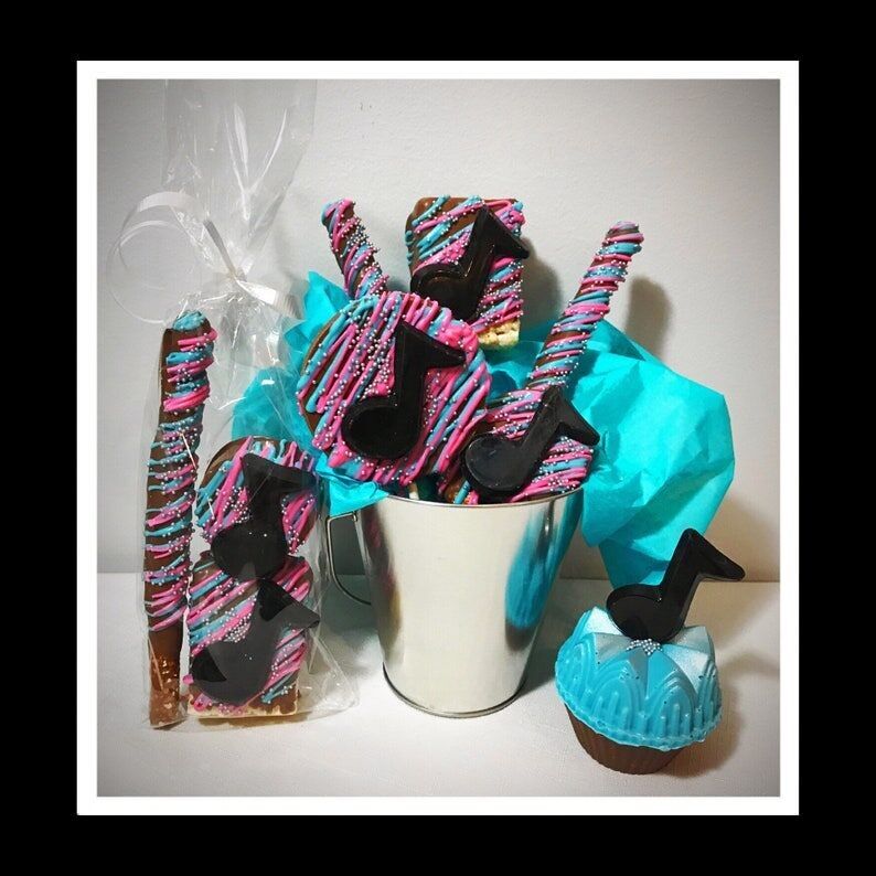 Schokoladenleckereien in Musiknotenform: Oreos, Krispies, Lollipops als Gastgeschenke