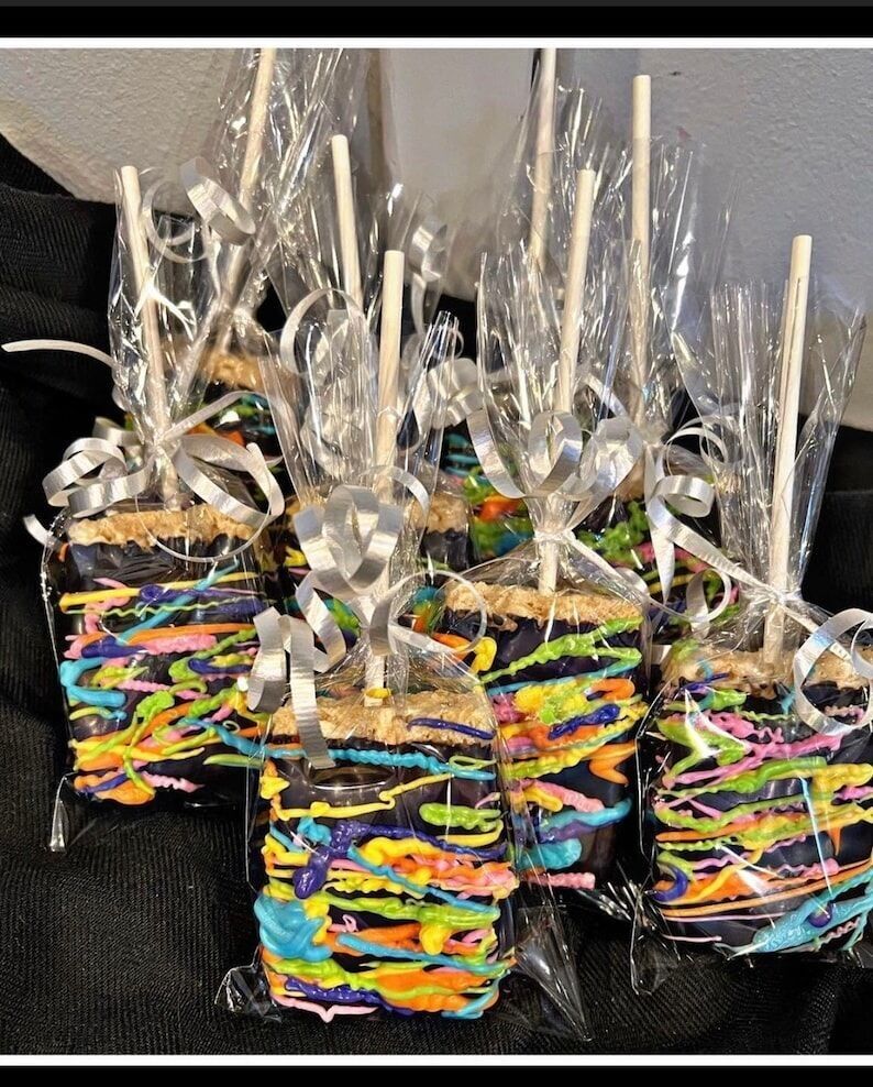 Neonfarbene Schokoladenleckereien: Krispies, Oreos, Brezeln oder Cake Pops im Leucht-Look