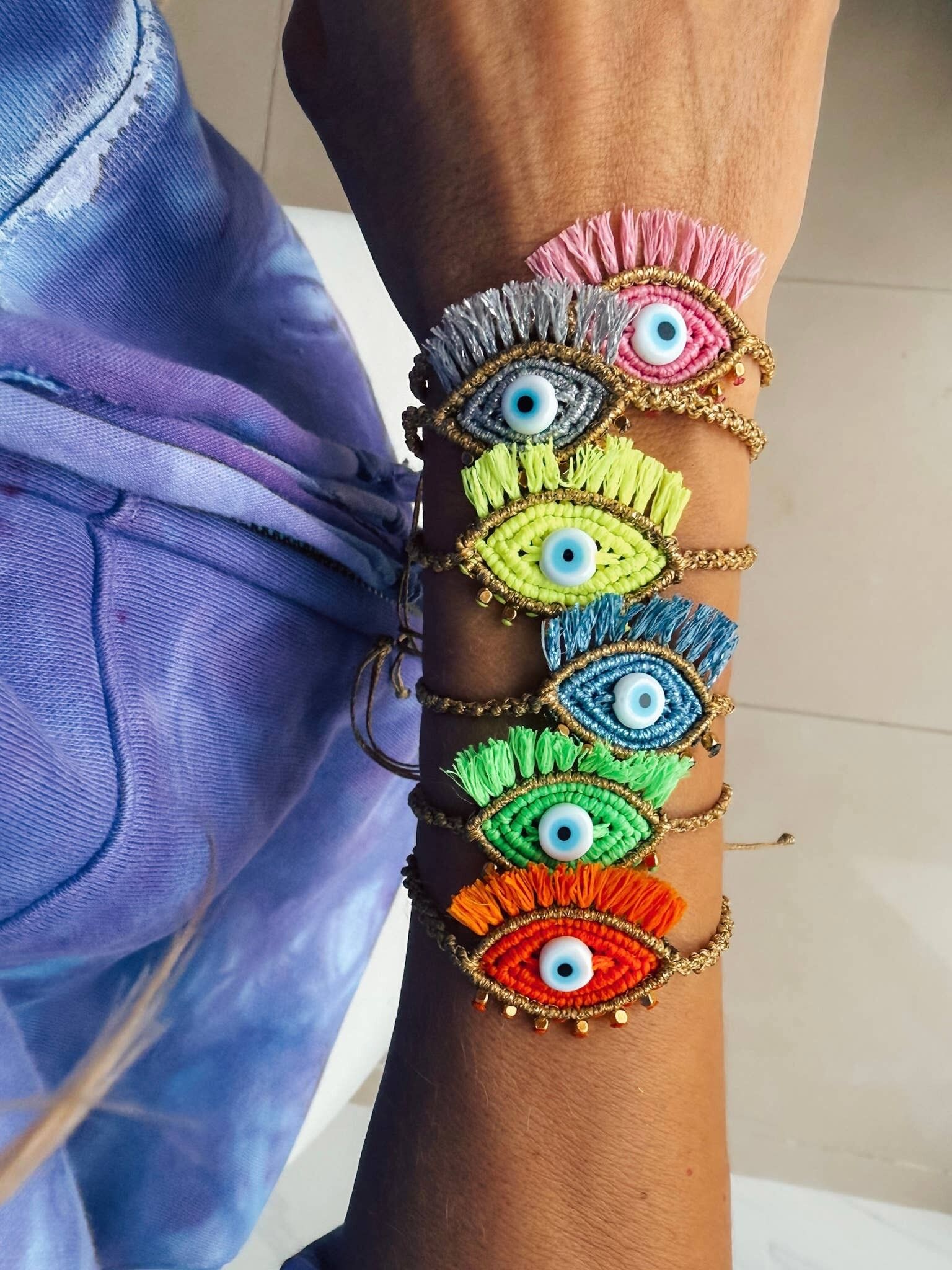 Ojo de protección anudado a mano en varios colores.