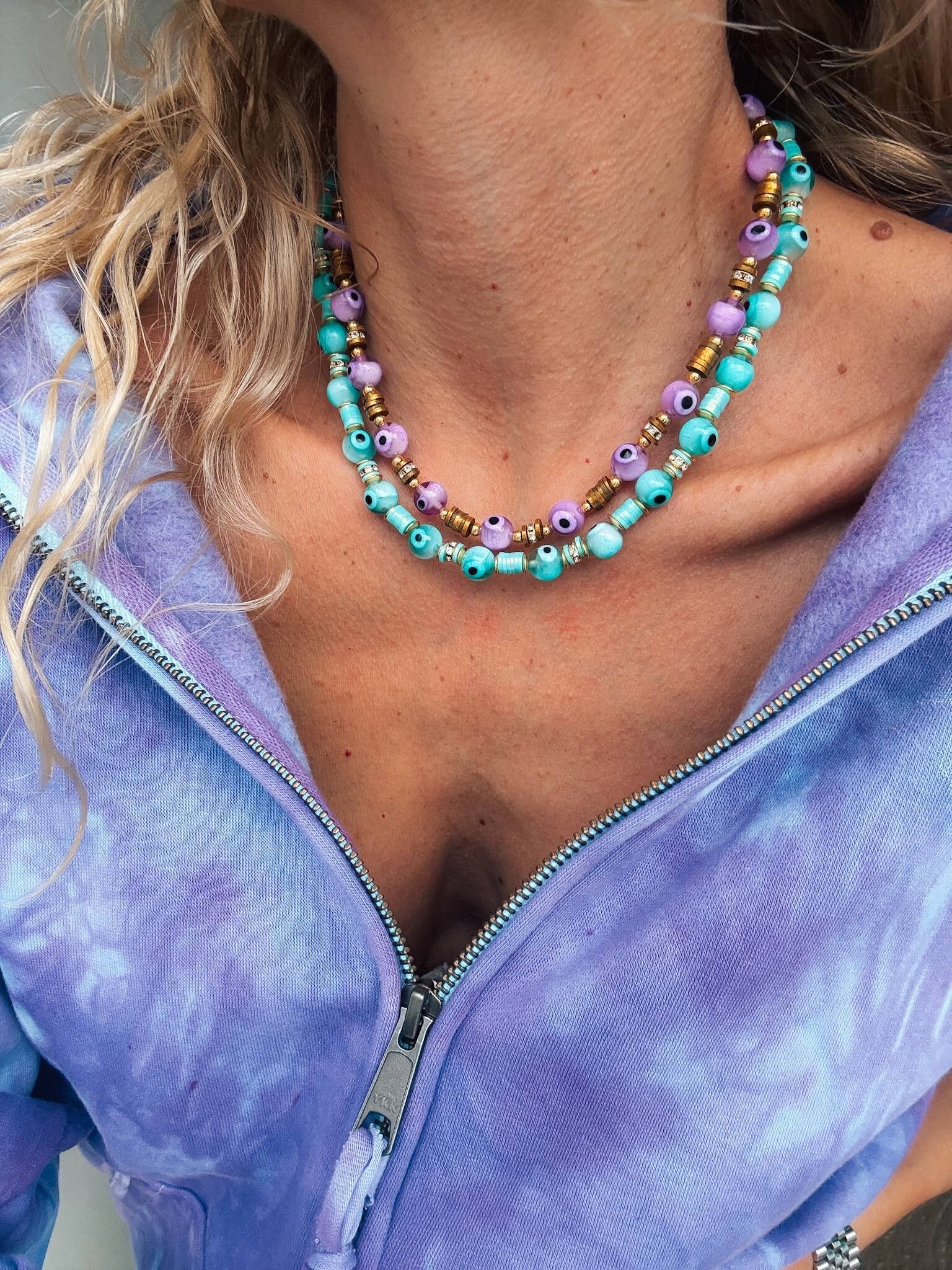 Collares de cuentas de ojos coloridos con detalles dorados