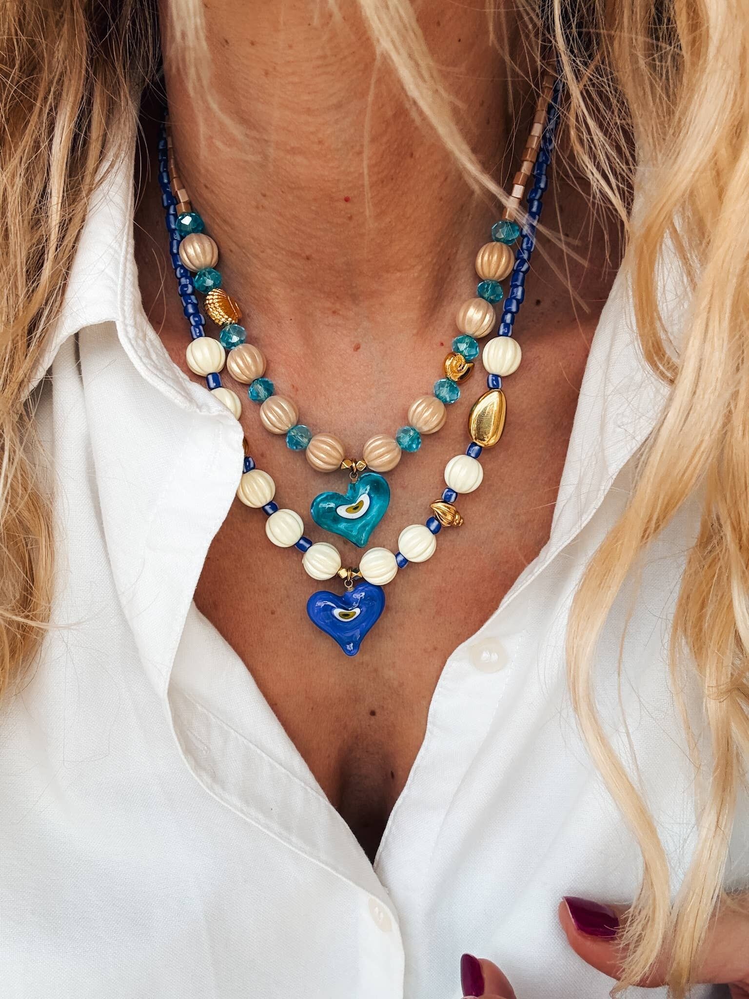 Collares de verano con cuentas de colores y corazón de cristal con forma de ojo.