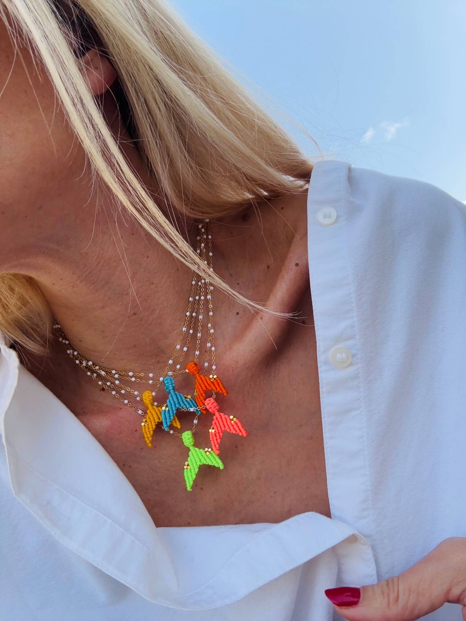 Collar de verano con delicada cadena y cola de sirena.