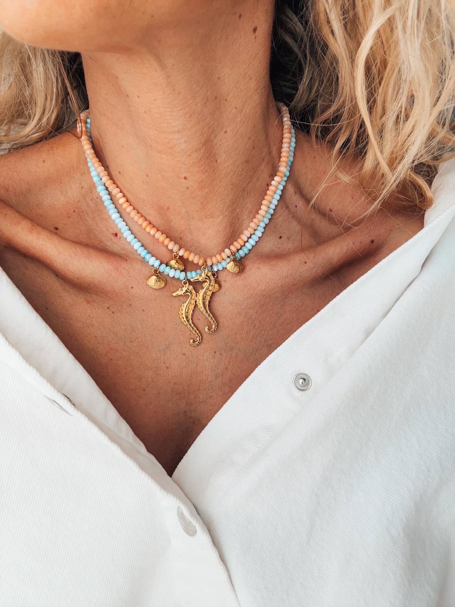 Collar de cuentas de concha con dijes de caballito de mar dorado y concha