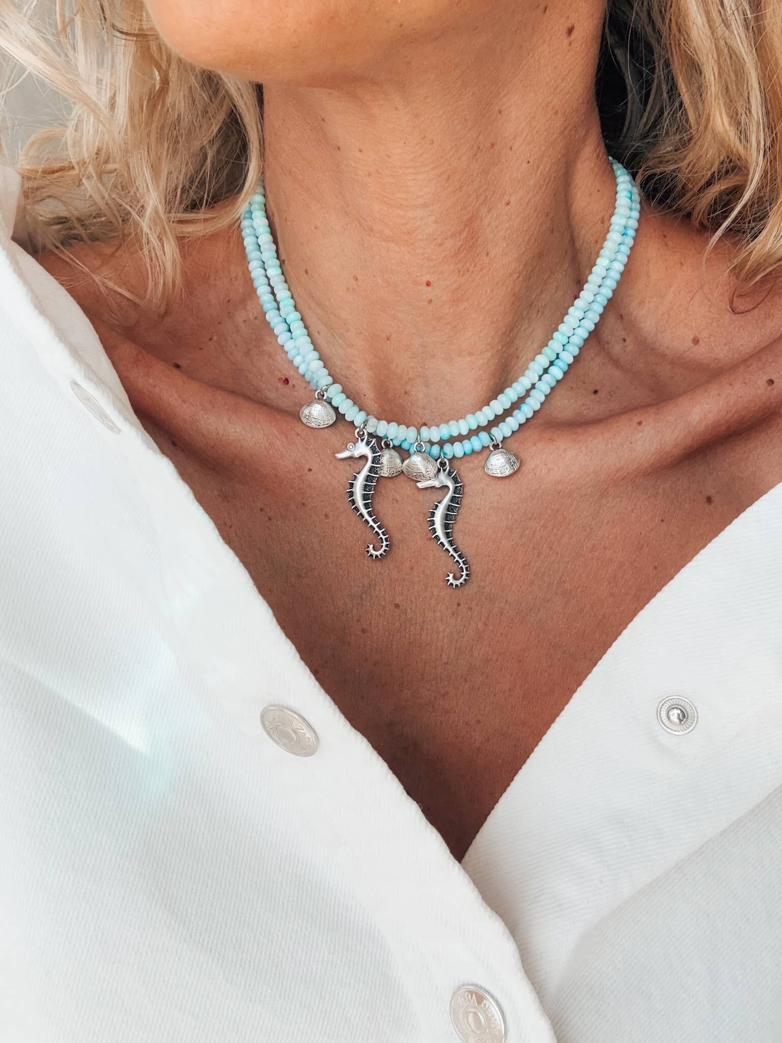 Collar de cuentas de concha con dijes de caballito de mar y concha