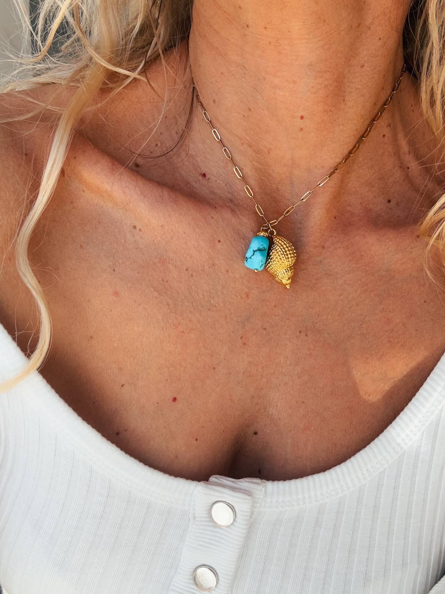 Delicado collar de concha dorada con piedra natural turquesa