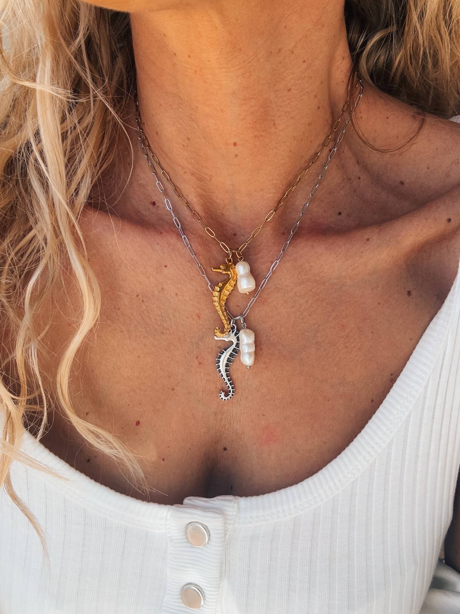 Collar de cadena fina con charms de verano de perlas de caballito de mar