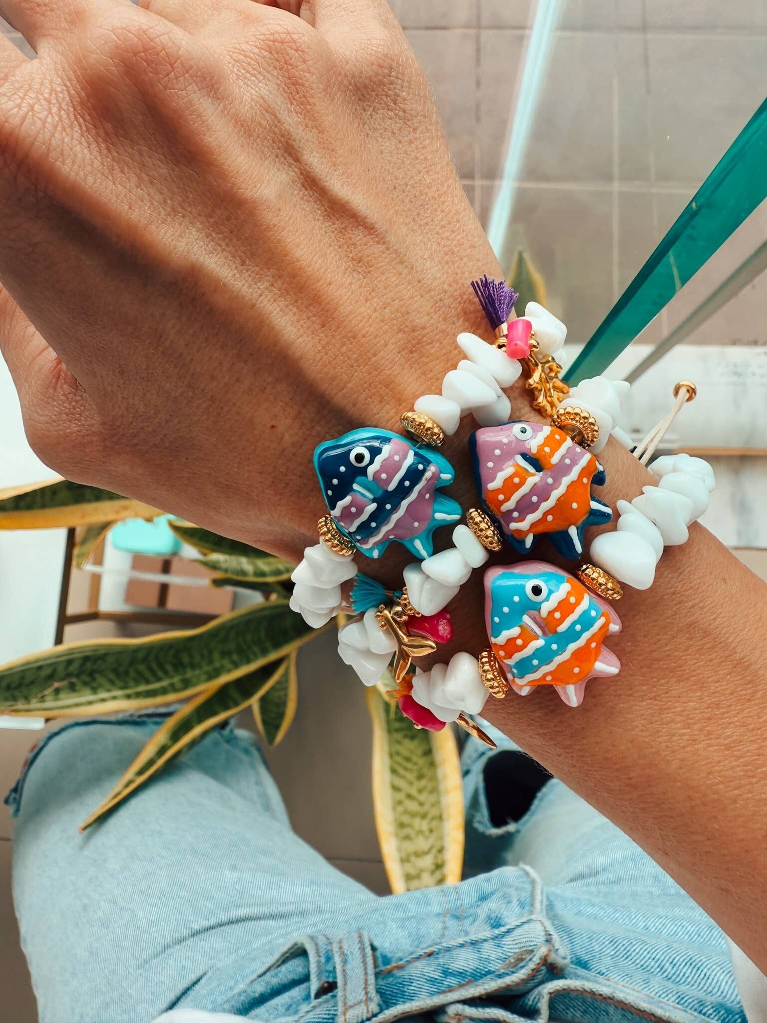Pulsera de chips blancos con peces exóticos de colores