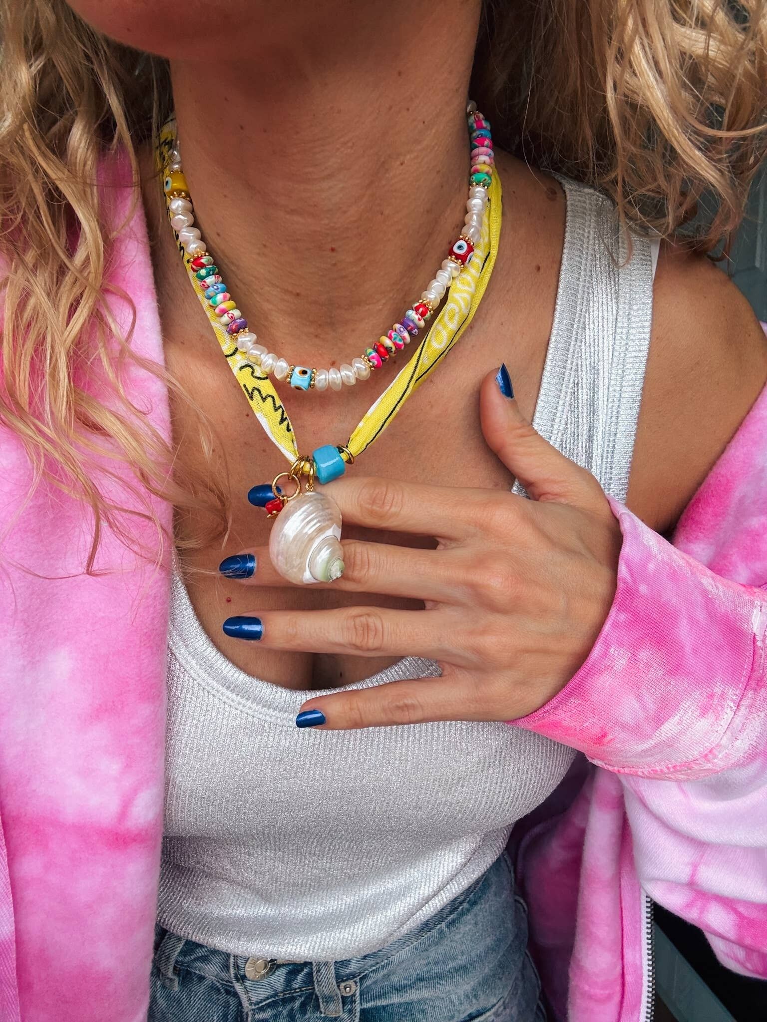 Collana con sciarpa bandana gialla e collana di perline multicolori