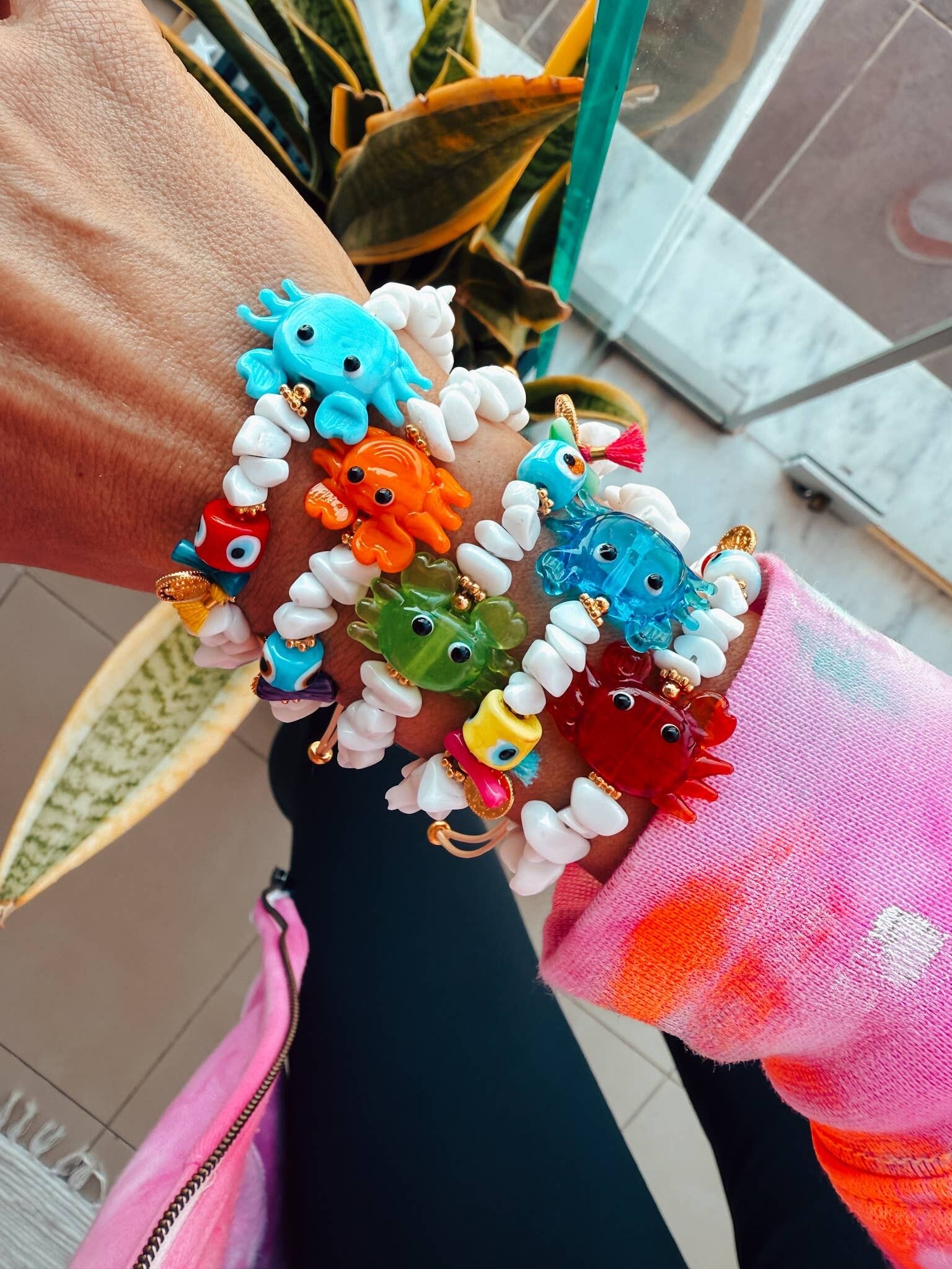 Pulsera de chips blancos con cangrejo exótico colorido