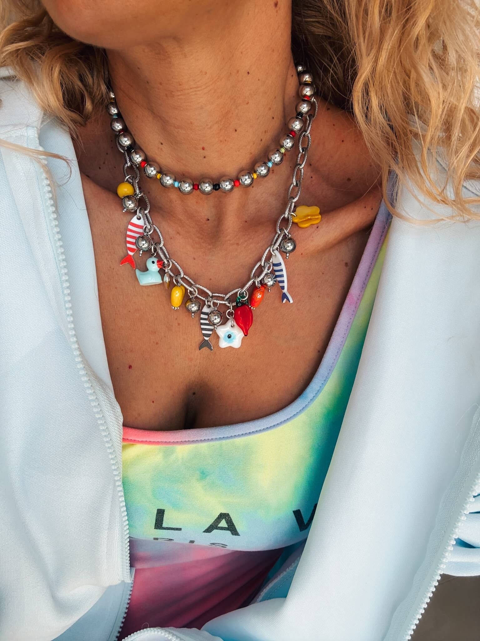 Collar de perlas de plata y collar con dijes de plata