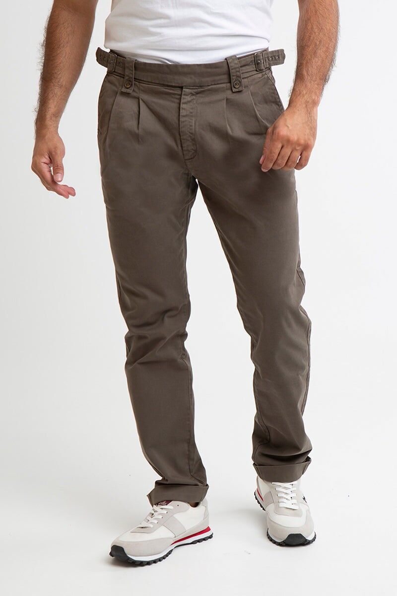 Pantalon kaki plissé à bretelles