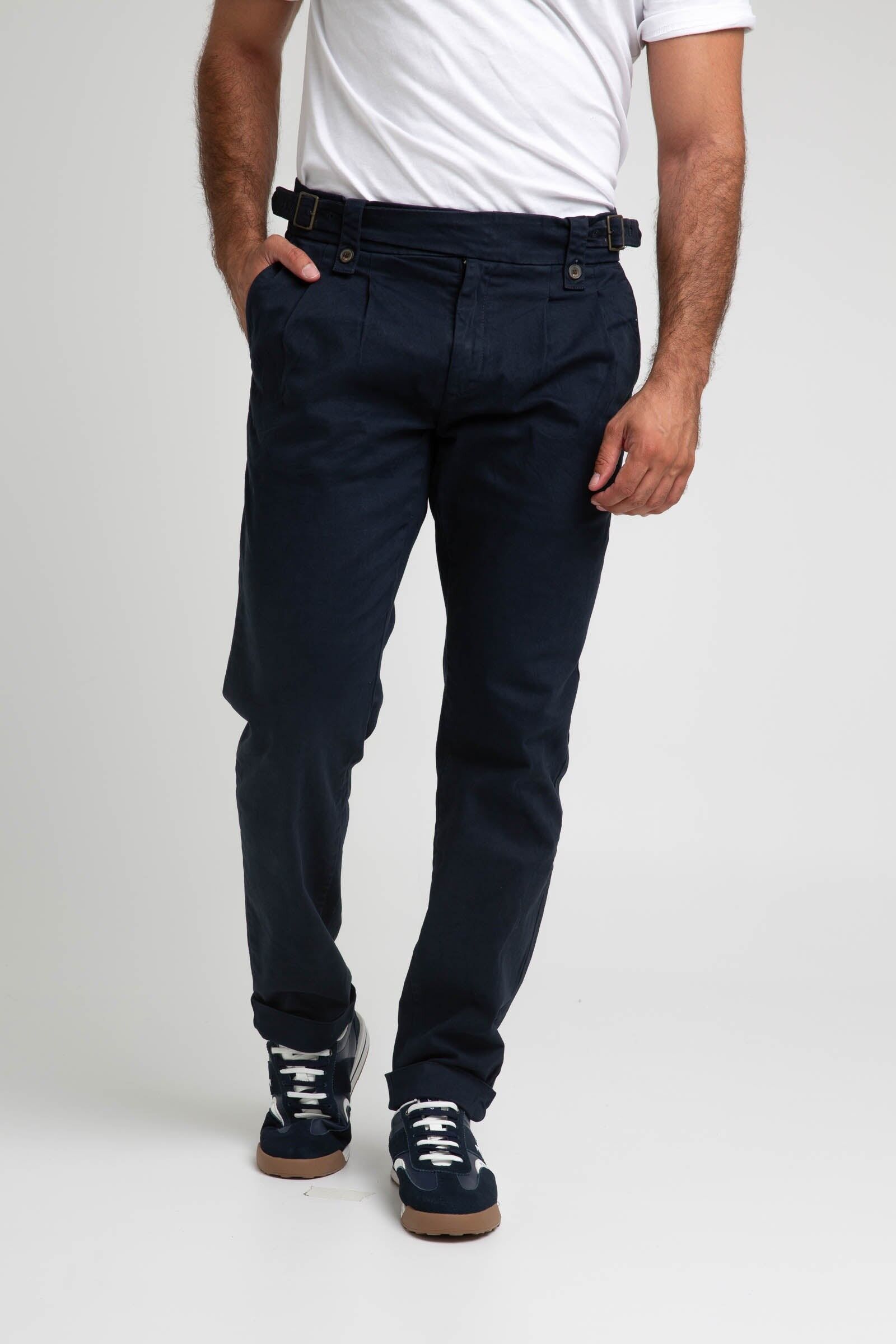 Pantalon plissé bleu marine à bretelles