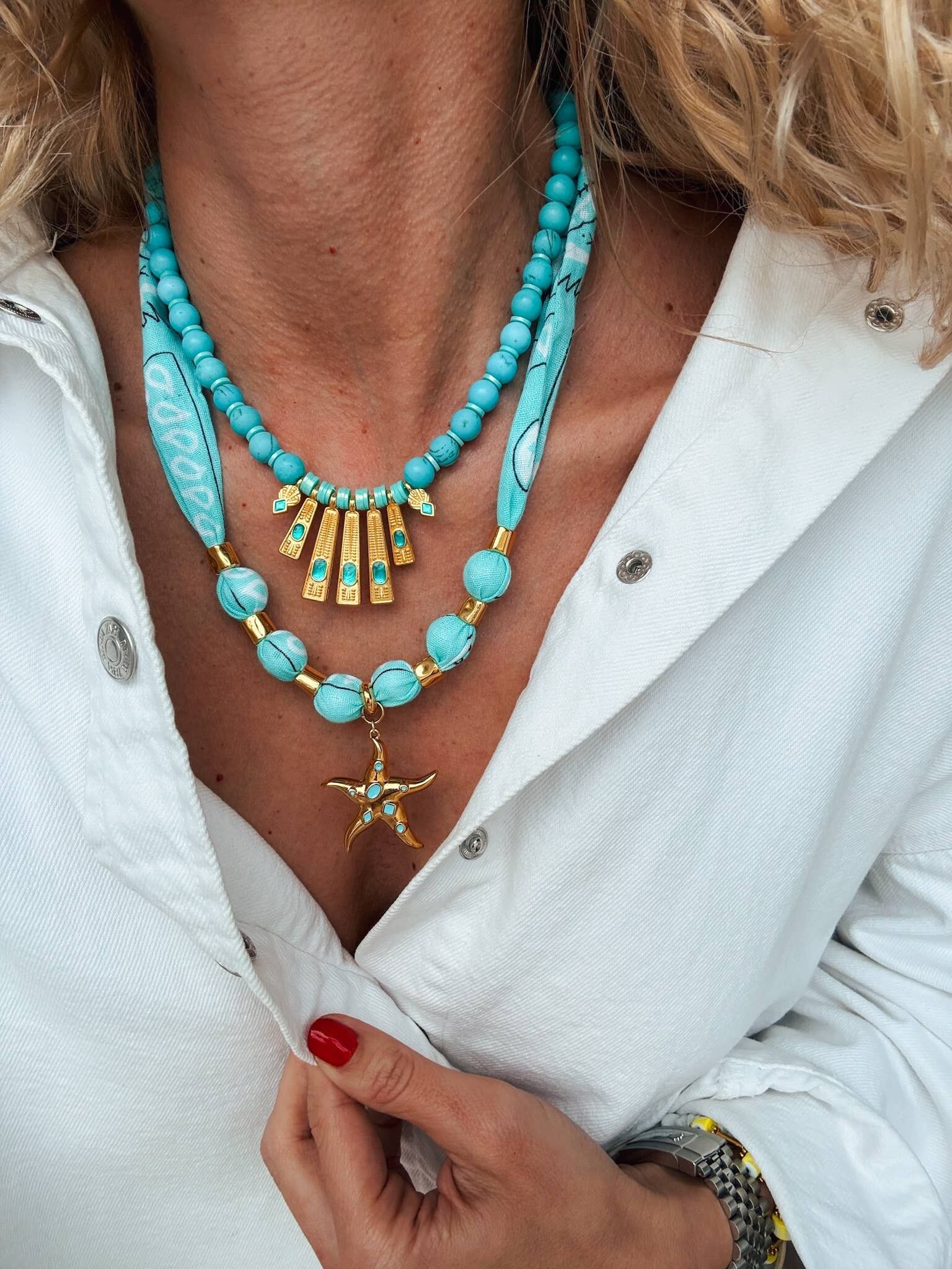 Collares en capas de agua y oro: collar de bufanda y estrella de mar