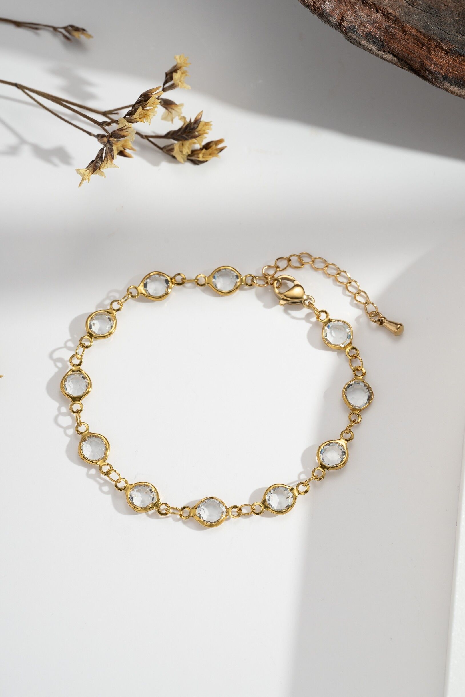 Gold-plated stainless steel bracelet with round crystal charms