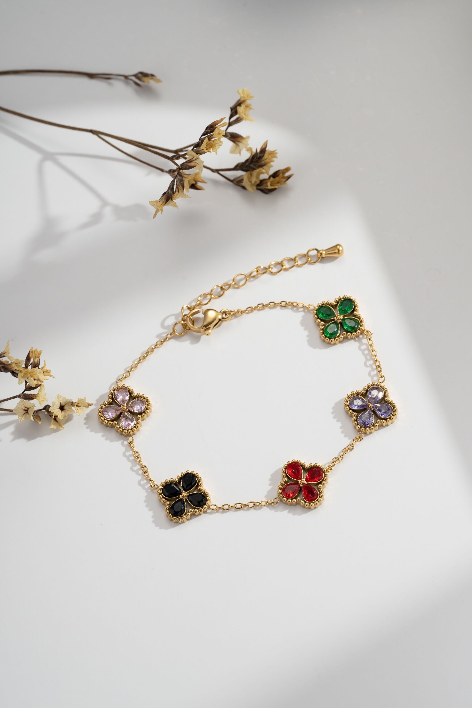 Gold-tone stainless steel bracelet with sparkling flowers