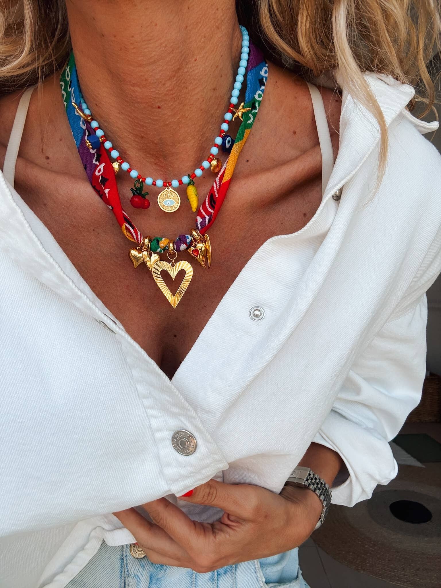 Collana con sciarpa arcobaleno abbinata a collana con ciondolo a forma di frutta