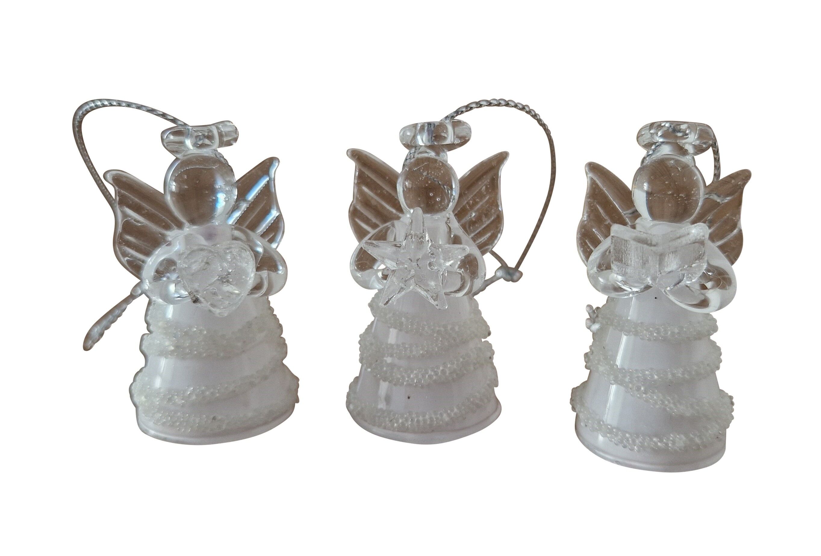 Angelo di vetro bianco, 3 simboli