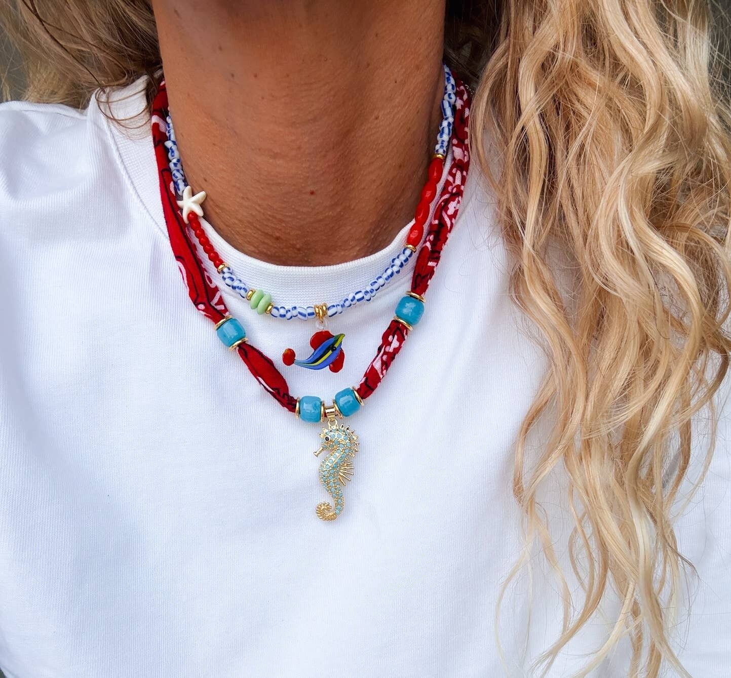 Collar de bufanda roja combinado con collar de cuentas de peces de Murano