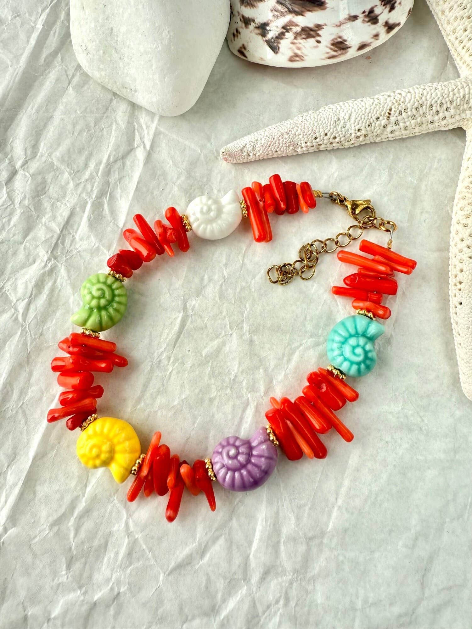 Bracelet de cheville en corail rouge avec nautile en céramique colorée