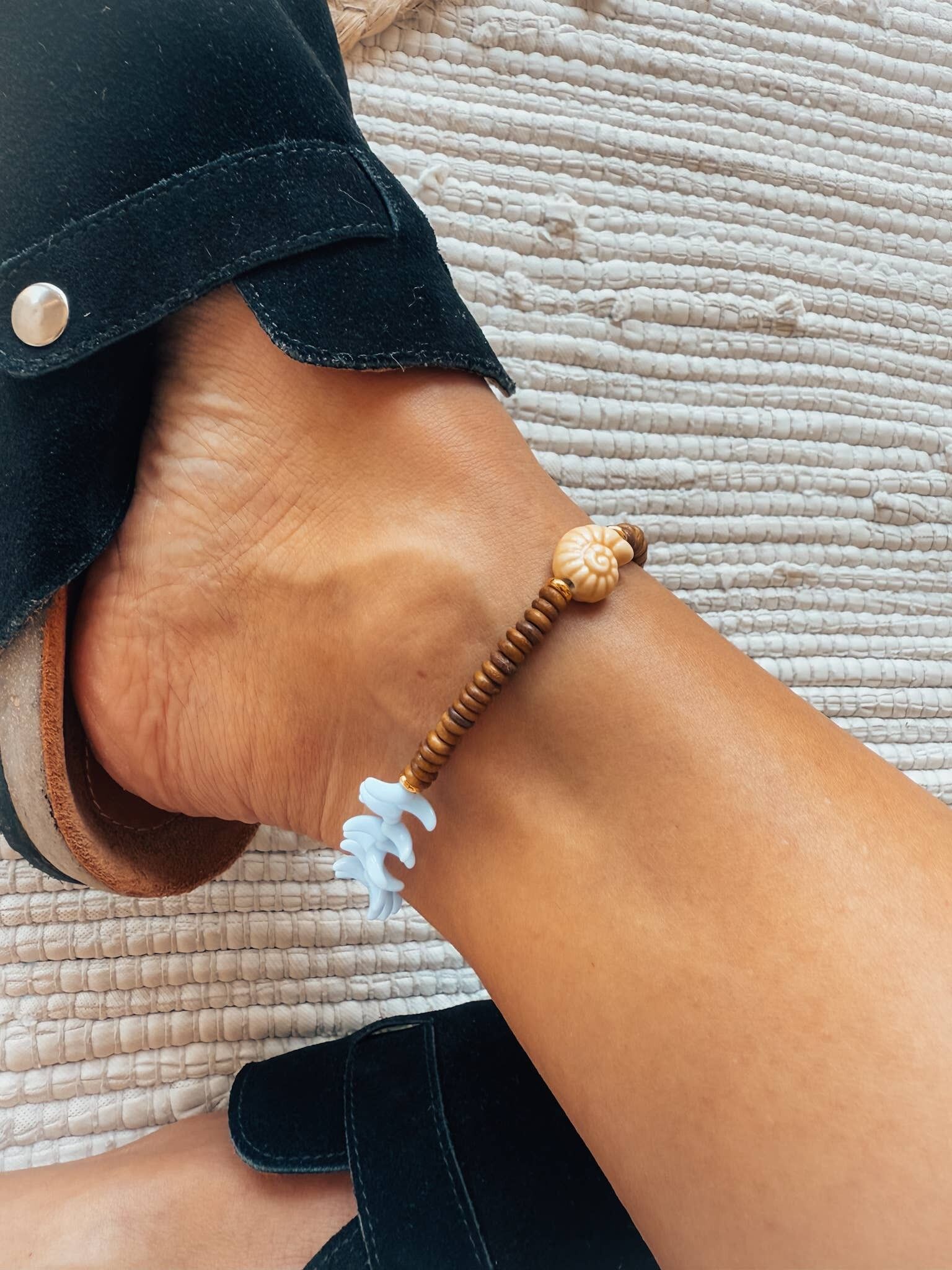 Perles en bois, breloques en verre bleu ciel et ornement en coquillage céramique