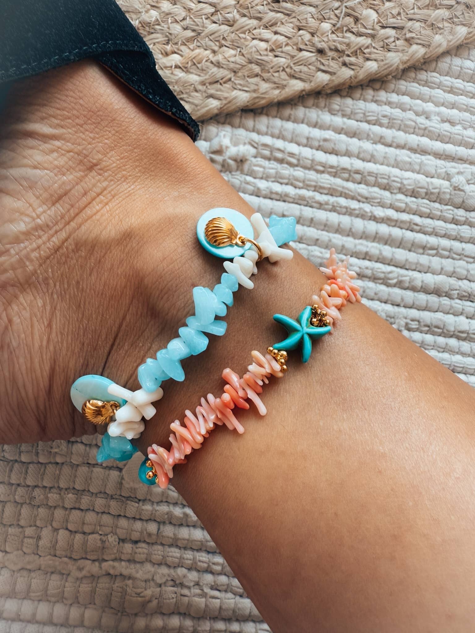 Tobilleras de turquesa, coral melocotón y chips blancos