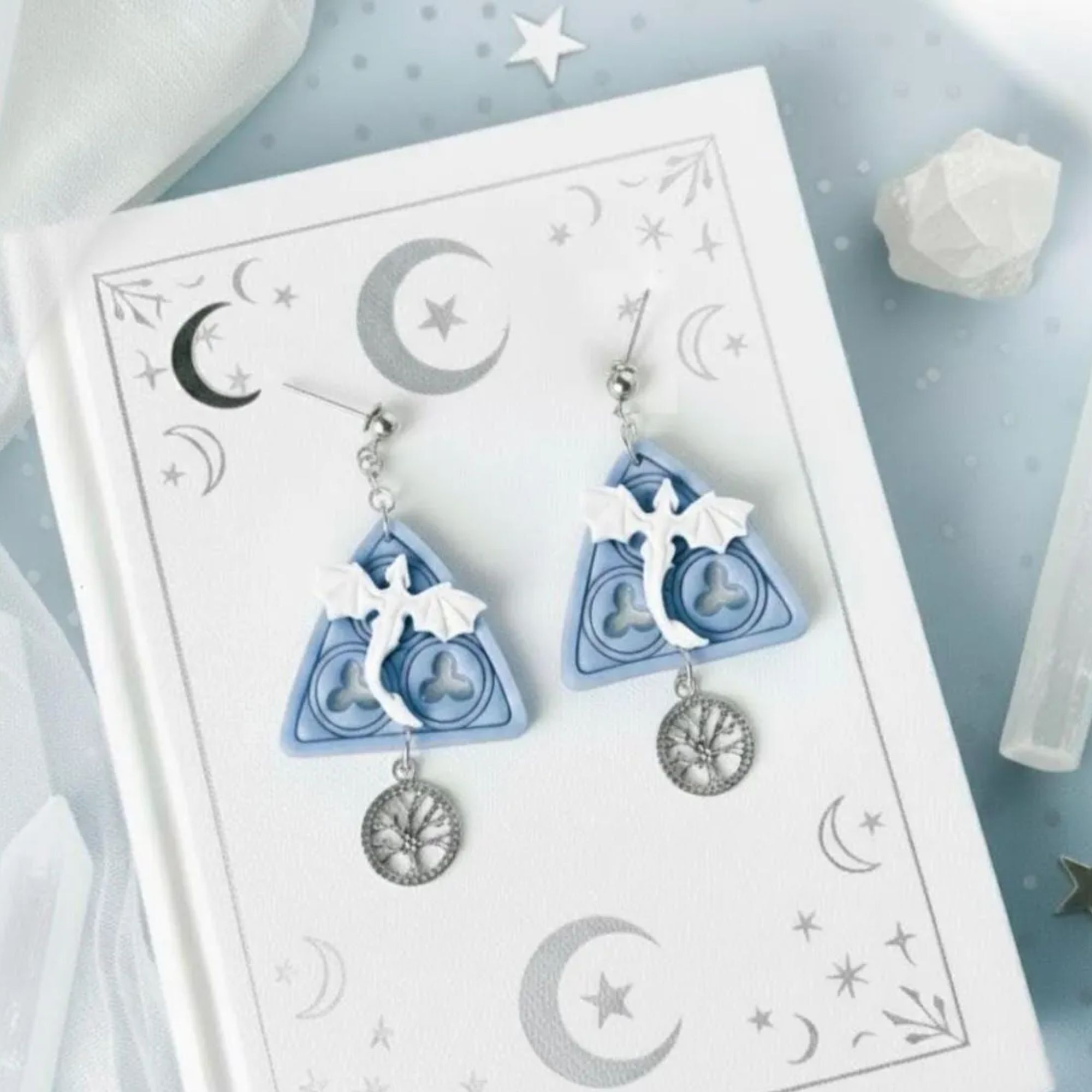 Boucles d'oreilles dragon dans une fenêtre gothique avec perles pendantes - Cadeau fantaisie en argile