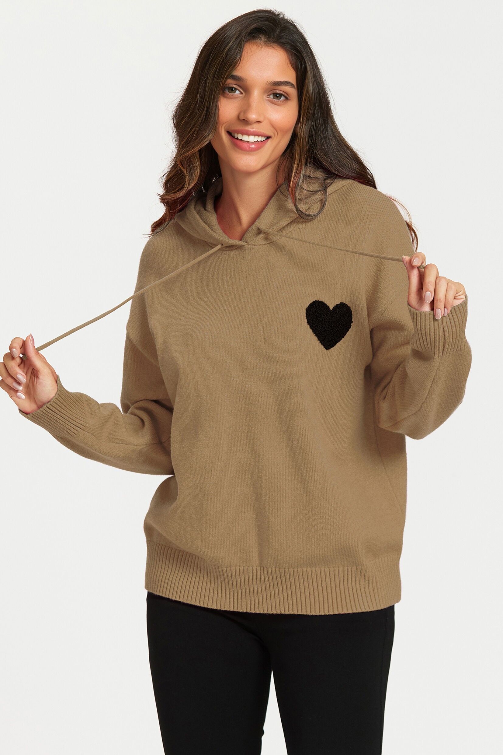 Felpa con cappuccio in maglia con ricamo a cuore color cammello