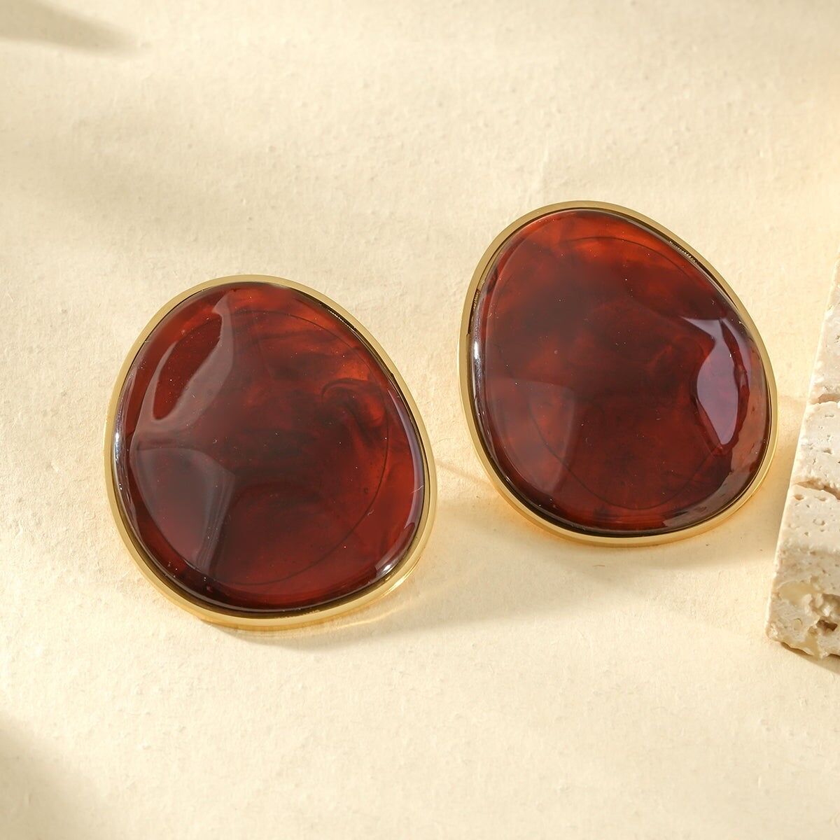 Orecchini cabochon ovali in ambra placcati oro