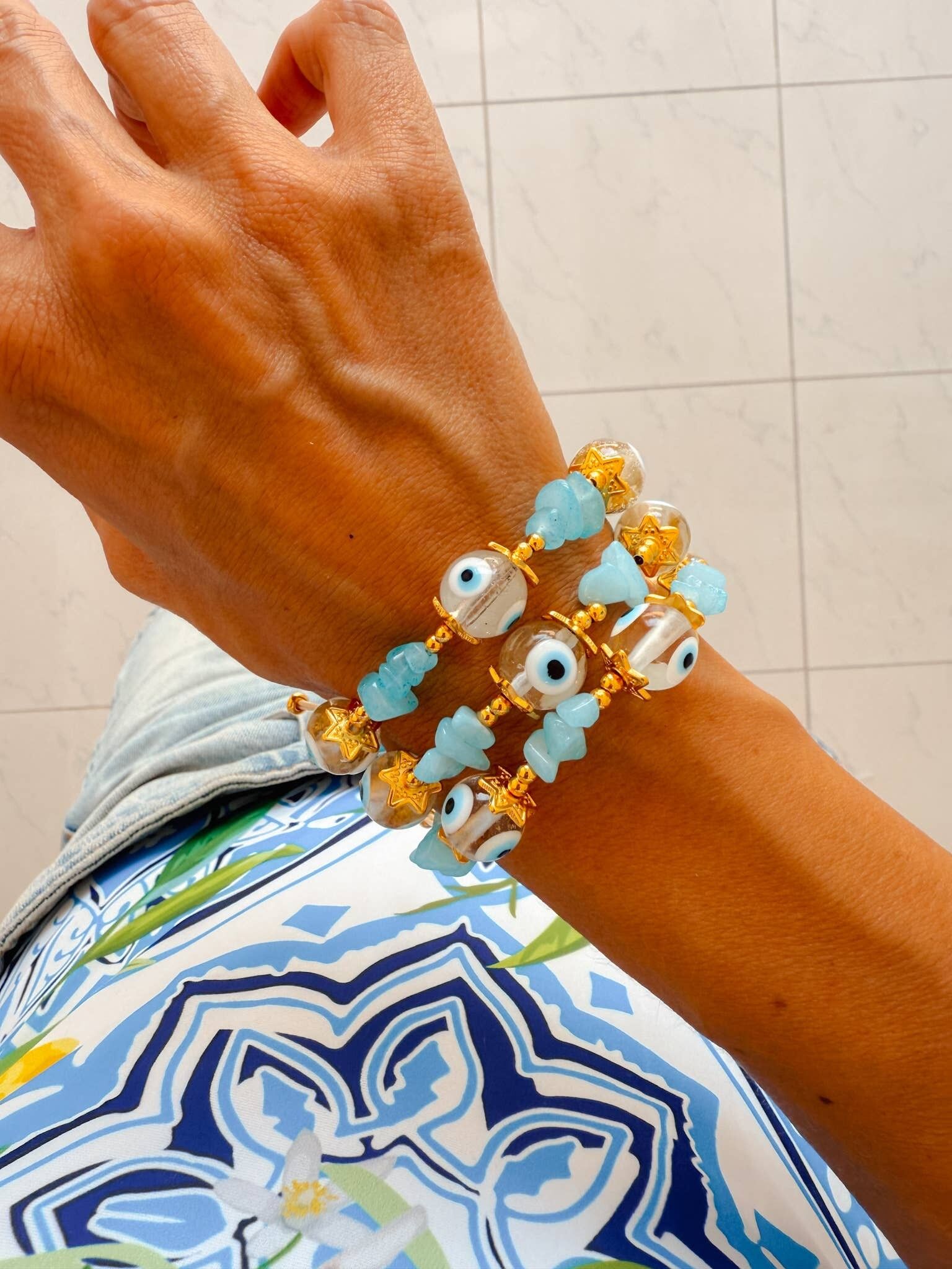 Pulsera de chips azul claro con ojo turco de cristal