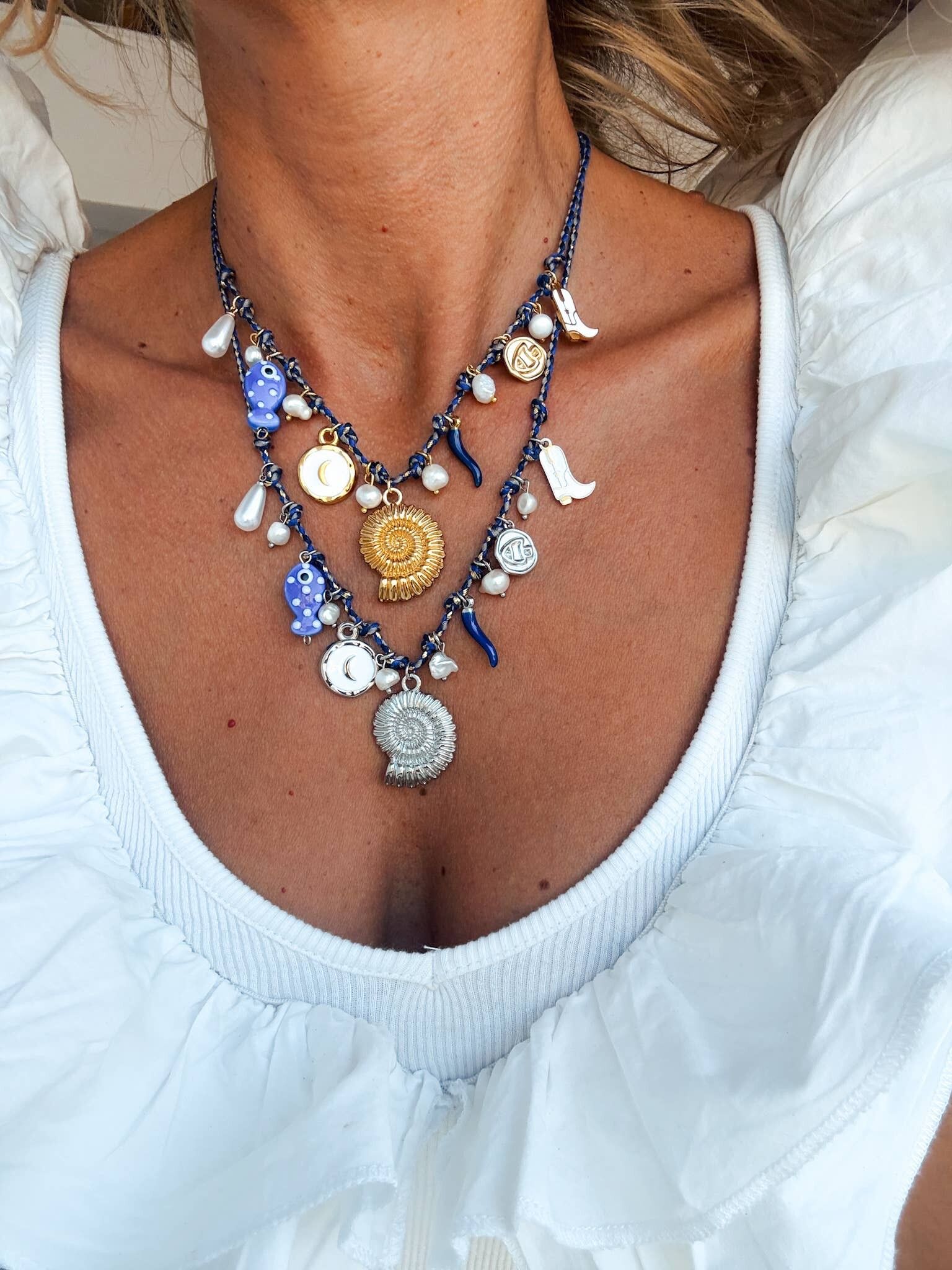 Collier en cordon bleu avec perles et breloques d'été