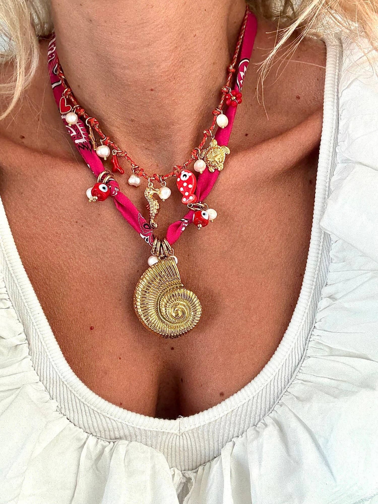 Collar dorado de criaturas marinas con cordón y pañuelo tipo bandana